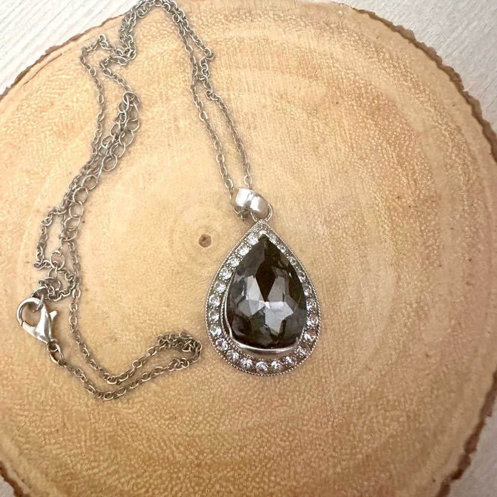 Chic Silver and Black Teardrop Necklace